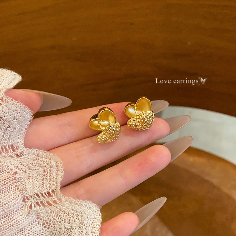 Light luxury metallic heart-shaped earrings, unique and niche design for women, cold style, 2025 new classic ear buckles full figure