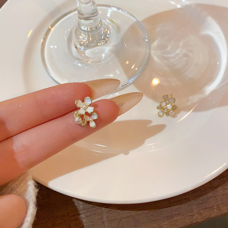 Gentle and exquisite gardenia pearl earrings, women's light luxury and high-end style, elegant and grand stud design, flower earrings Application Scenario