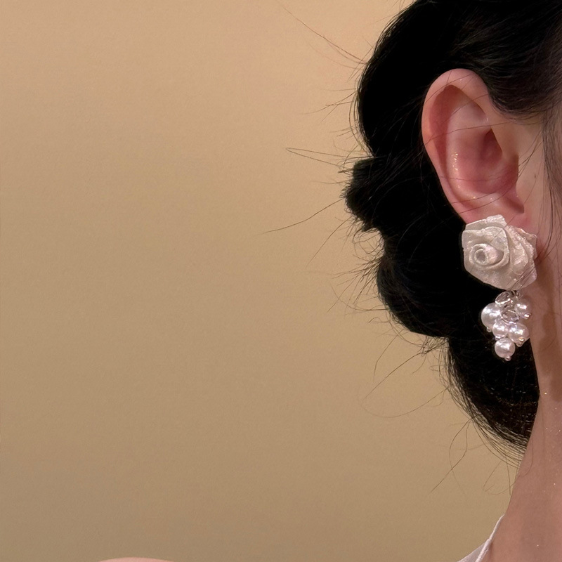 Golden rose tassel pearl earrings for women, French elegance, light luxury, court-style quality stud earrings, fashionable earrings wholesale Specification drawing