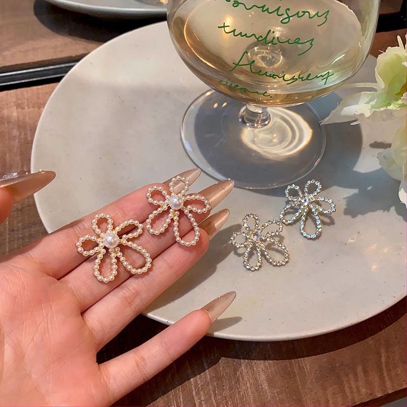 French retro hollowed-out flower pearl stud earrings for women, Korean style ins unique earrings, simple, exquisite and versatile earrings details Picture