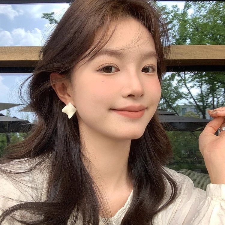 The same style of earrings as the Internet celebrity, large irregular geometric oil-dripping earrings from Europe and America, a new bestseller in 2025, fashionable stud earrings and earrings full figure
