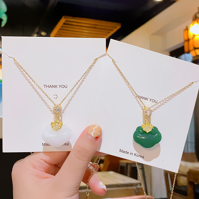 The national trend Xiangyun peace pendant, imitation chalcedony glass pendant, titanium steel necklace, women's light luxury and high-end feel, versatile collarbone chain full figure