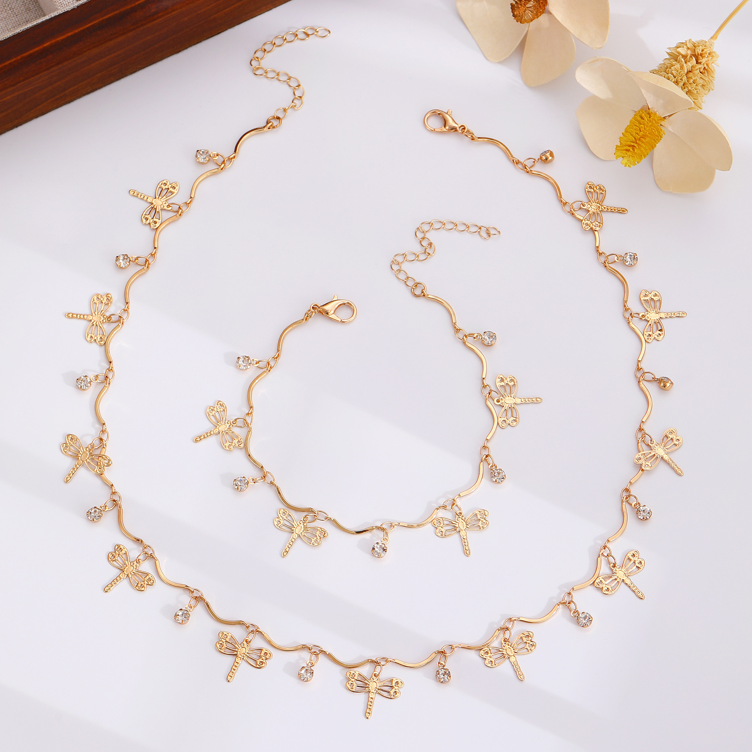 A two-piece set of fashionable women's jewelry featuring a simple, individual and niche dragonfly flower bracelet and necklace in the ins style of Europe and America Specification drawing