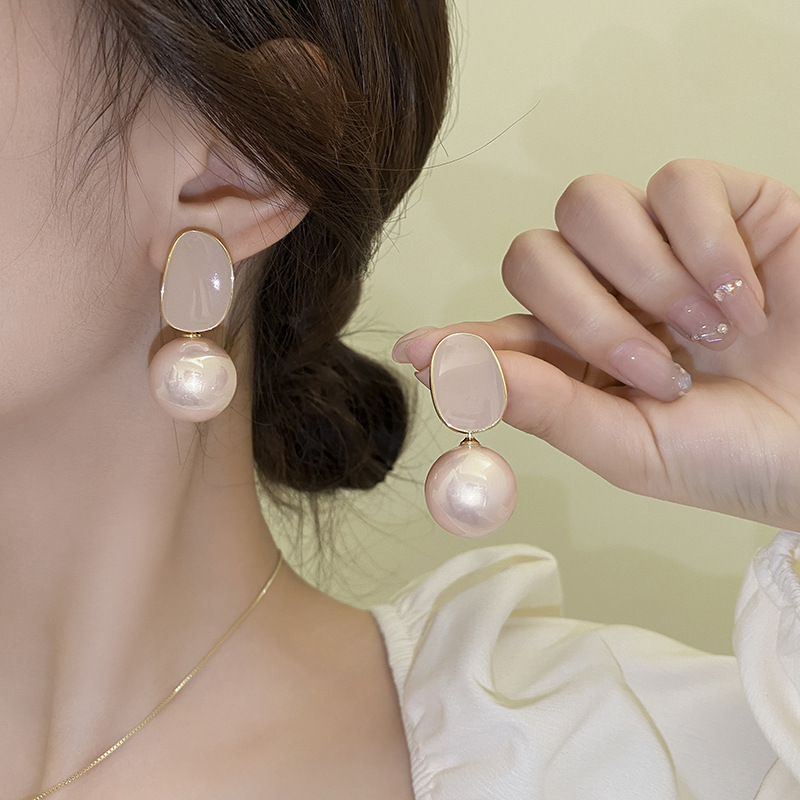 Pearl stud earrings, a niche design with a light luxury and high-end feel, are a new bestseller in 2025. Trendy and stylish earrings and pendants for women details Picture