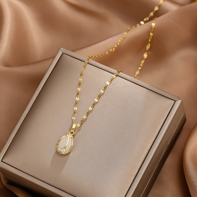 Japanese and Korean style light luxury cat's eye stone tulip pendant titanium steel necklace, women's niche high-end style versatile collarbone chain accessory full figure