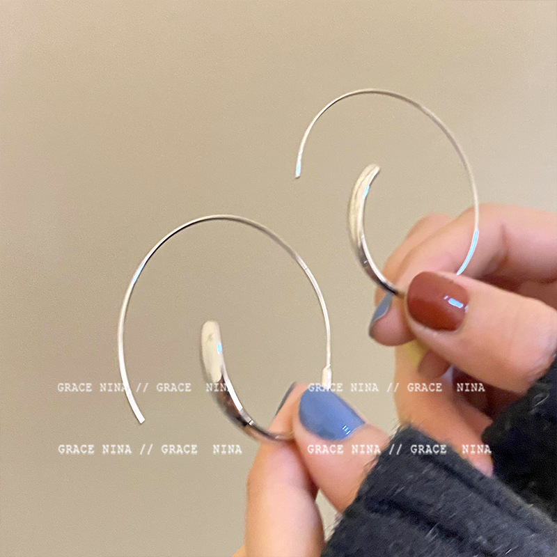 Cold style silver pigment ring earrings, a niche design for women, with a high-end feel. Metal ear rings, individual and simple. Wholesale of earrings Specification drawing
