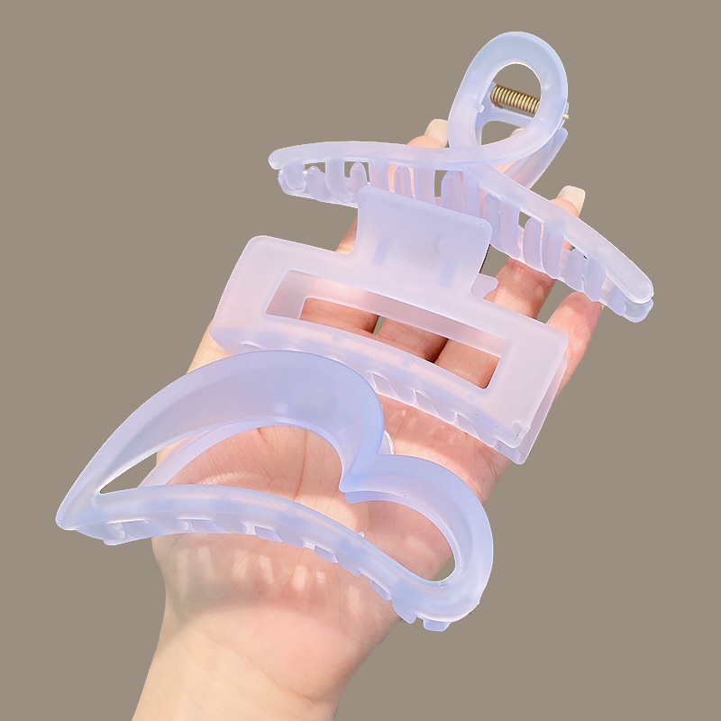 Light blue matte scratch-clip women's 2023 new high-end large hairpin at the back of the head, a popular shark clip headwear Application Scenario