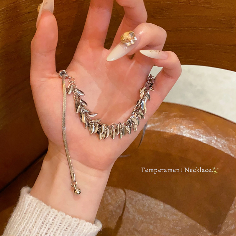 The cool-toned silver wheat ear pull-out necklace is a unique and high-end female collarbone chain with a light luxury feel. It is a trendy and popular accessory full figure