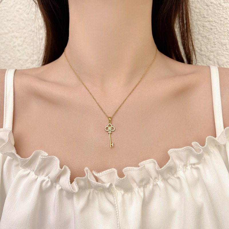 Korean Instagram-style cloverleaf key pendant titanium steel necklace, women's fashionable and simple, internet-famous collarbone chain, versatile accessory Application Scenario