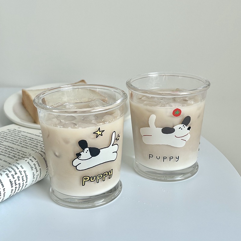 Homemade running dog glass cups, cold brew coffee cups, couple water cups, breakfast cups, milk cups, household water cups full figure