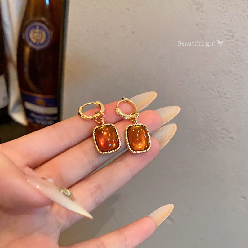 Maillard amber-colored square stud earrings for women's light luxury retro geometric earrings, versatile earrings for autumn and winter wholesale full figure