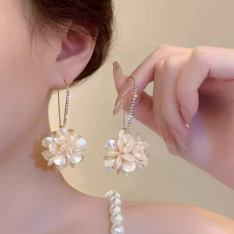 French diamond-encrusted petal tassel earrings, women's fashion, light luxury, high-end style, retro earrings, personalized ear hangers and earrings full figure