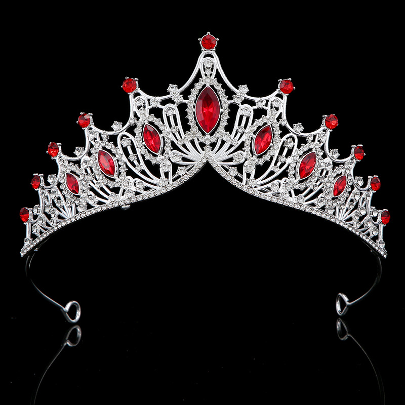 European and American grand queen crown accessories, luxurious court retro crowns, birthday, coming-of-age ceremony, stage performance crowns Application Scenario