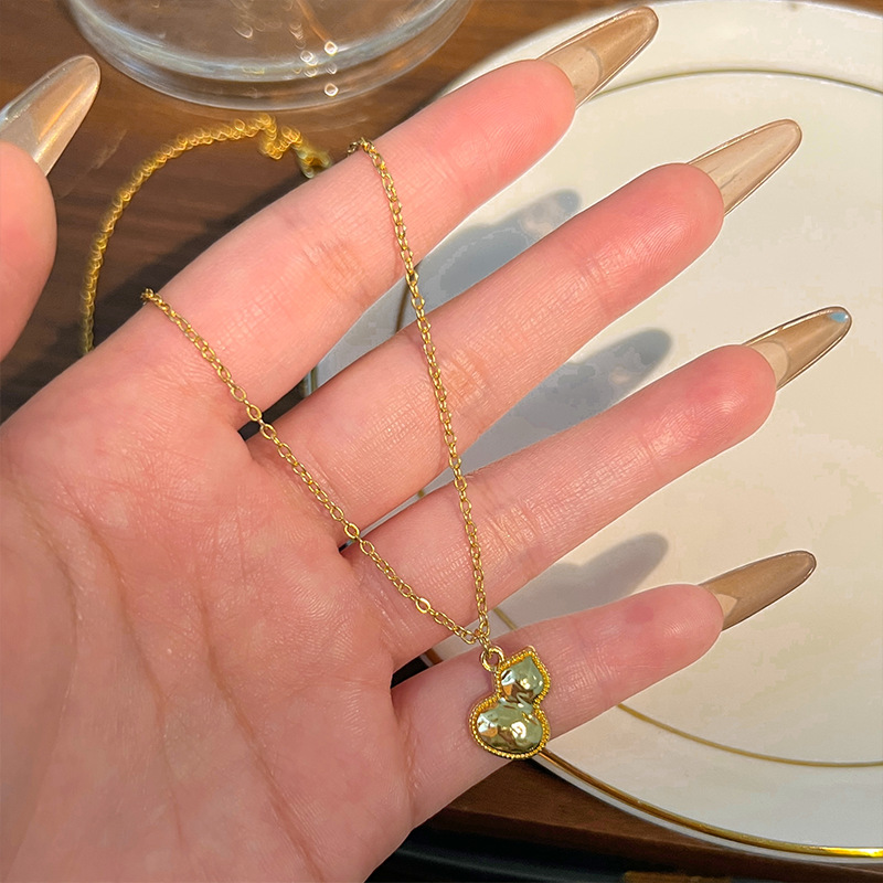 New Chinese-style double-sided gourd mother-of-pearl necklace, elegant, small, exquisite and high-end, sweater chain, fashionable and versatile collarbone chain Application Scenario