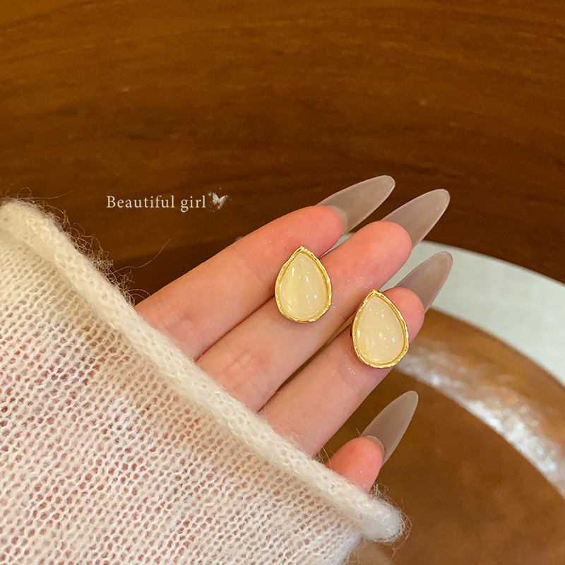 French retro cat's eye stone water drop earrings, feminine, light luxury and high-end feel, niche ear studs, elegant earrings wholesale full figure