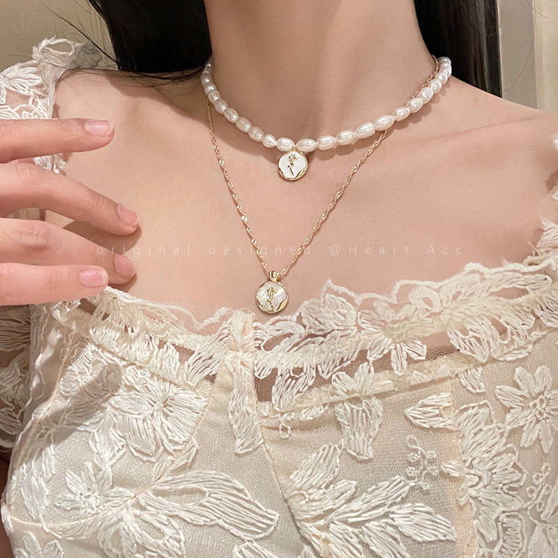 French retro rose pendant pearl necklace, women's fashion, light luxury, niche design, high-end collarbone chain accessory full figure