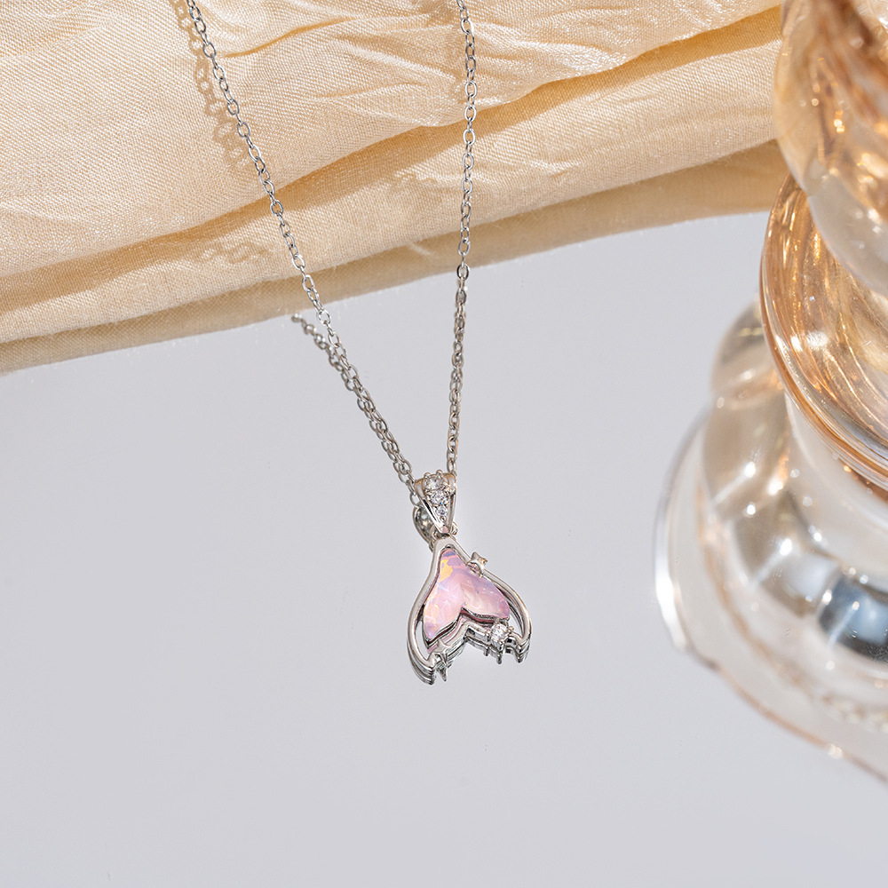 Silver light luxury design, dazzling fishtail necklace, dreamy and girlish, niche collarbone chain Valentine's Day gift Application Scenario