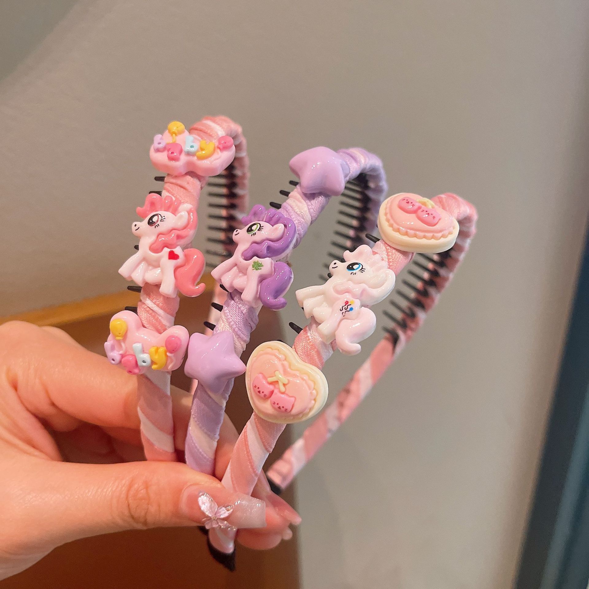 Children's cartoon toothed hair band, a perfect tool for organizing girls' broken hair, cute and non-damaging hair clips, headwear, anti-slip and hair-pressing hair band Specification drawing