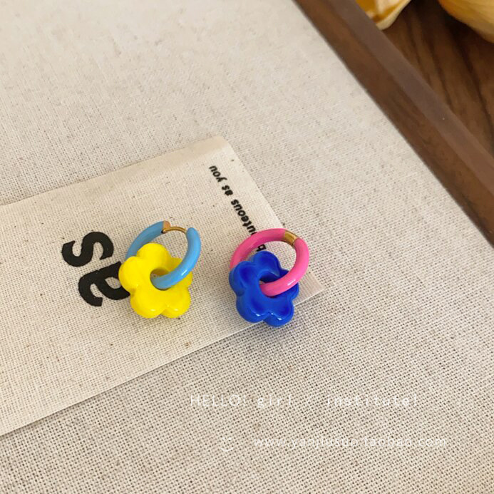 Spring and summer dopamine contrasting color small flower ear ring women's earrings, light luxury and high-end style, unique ear studs, ear accessories, ear buckles Application Scenario
