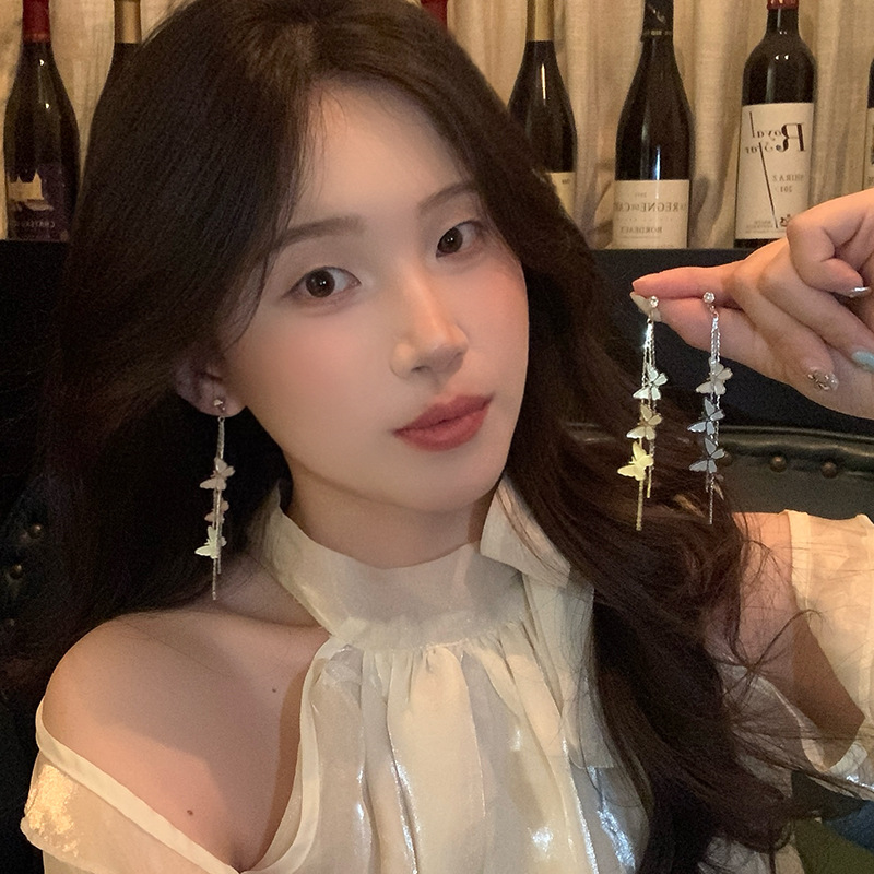 The super ethereal butterfly tassel stud earrings are fashionable and elegant for women, with a light luxury and high-end feel. The long zirconia earrings are slightly inlaid details Picture