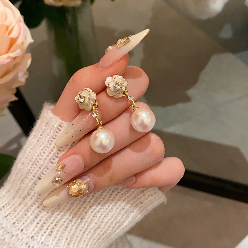 French camellia and delicate fragrance pearl earrings, a new spring and summer collection for women, exude a sense of light luxury and sophistication with tassel stud earrings Specification drawing