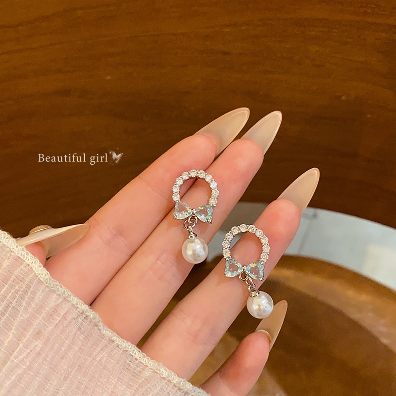 Delicate diamond-encrusted light blue bow stud earrings, feminine personality and charm, full circle diamonds, pearl tassels, cool earrings full figure