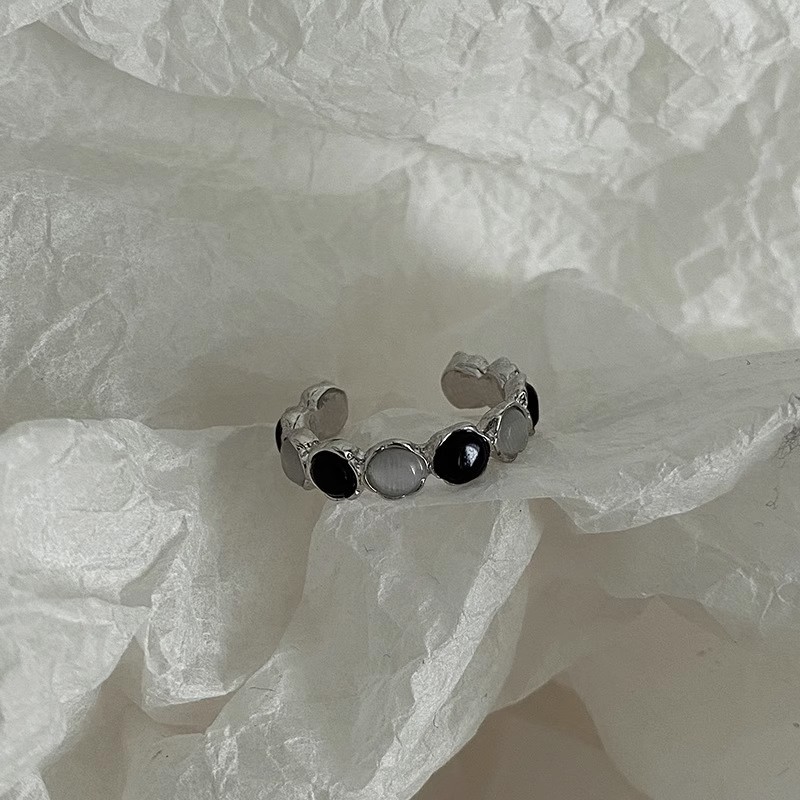 A niche design with black and white contrasting moonstone open ring for women on Instagram, featuring a cold style, high-end and light luxury personality Specification drawing