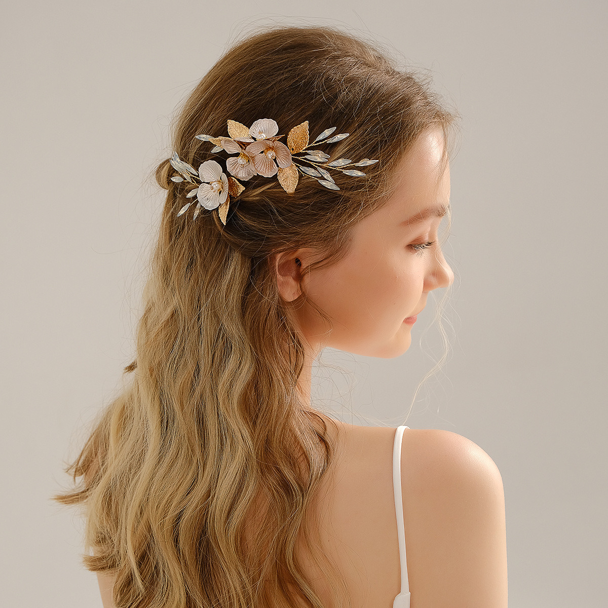 Forest-style bridal headwear, golden flower elegance, noble lady jelly diamond plug comb style, Hanfu Xiuhe dress, updo hair comb full figure