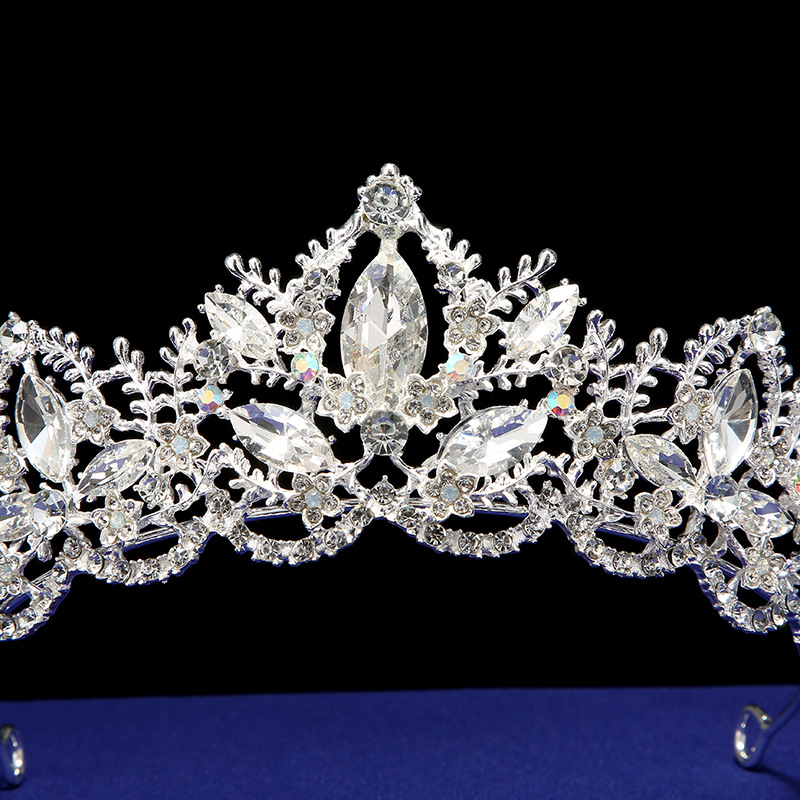 Cross-border bride crown headwear, European-style wedding, coming-of-age, birthday, super ethereal, luxurious and grand crown headband accessories for women Application Scenario