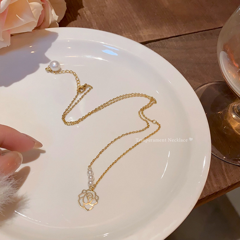 The 2025 new style of hollowed-out rose titanium steel necklace with a light luxury, niche and high-end feel, pearl neckchain and collarbone chain accessories Application Scenario