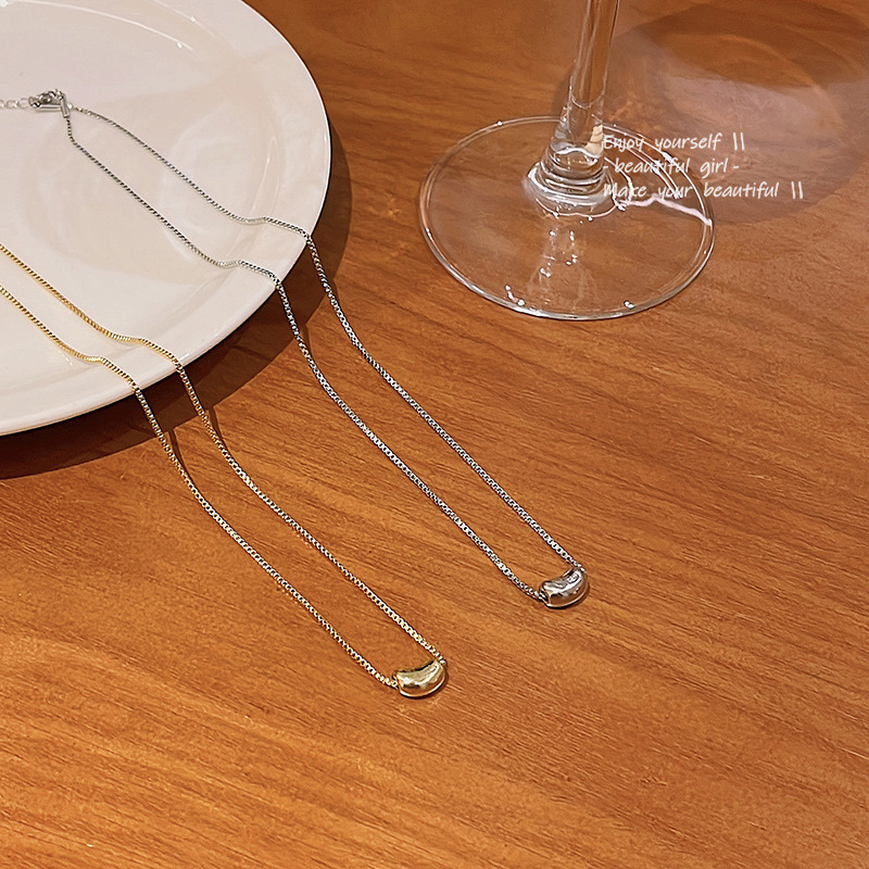 The new Korean Golden bean pendant titanium steel necklace for women in 2023 features a trendy and high-end design with a versatile collarbone chain Application Scenario