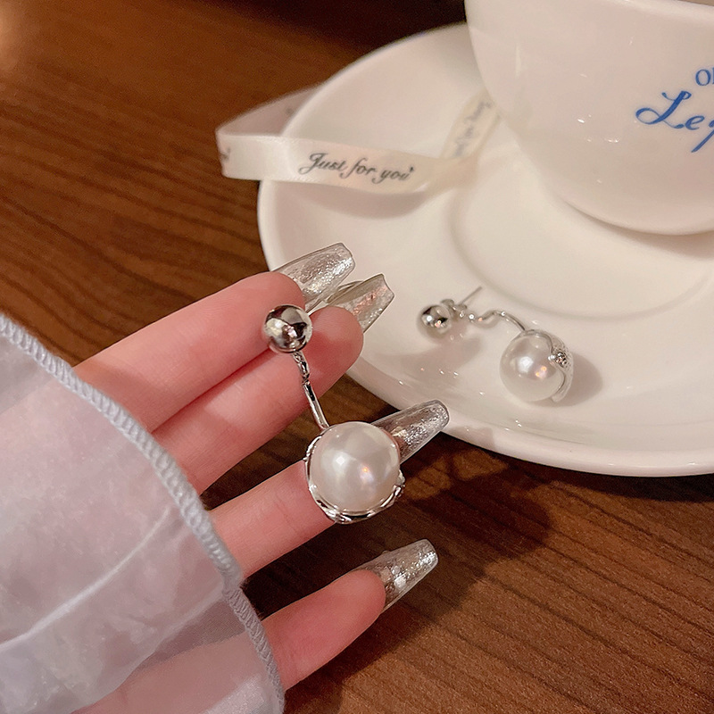 This is a new 2024 women's fringed pearl earring with a touch of light luxury and sophistication. It features a double-ear stud and is a trendy and popular ear accessory Specification drawing