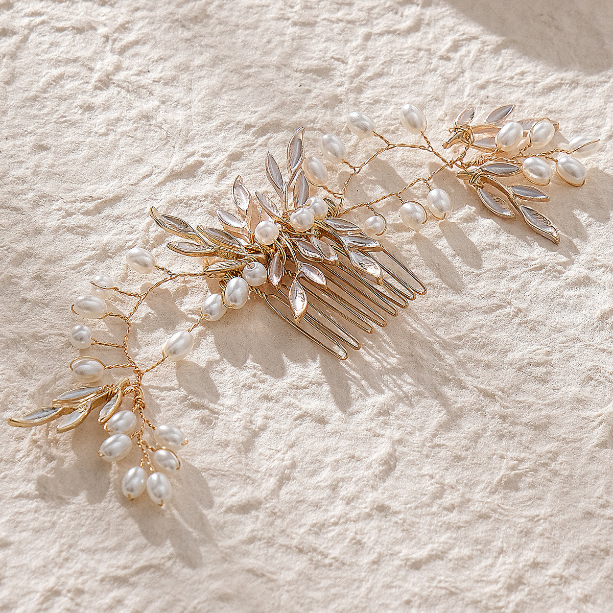 Cross-border Amazon bride headwear, high-end handcrafted hair comb, thin-coated alloy leaves, pearl bride insert comb Application Scenario