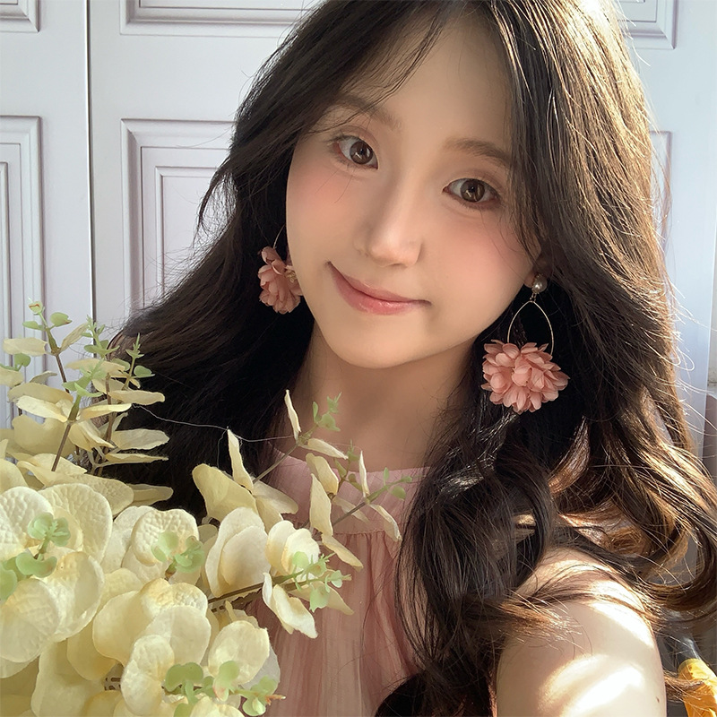 Exaggerated and elegant pink flower earrings for women, new style in 2025, sweet and elegant petal earrings, pearl stud earrings Specification drawing