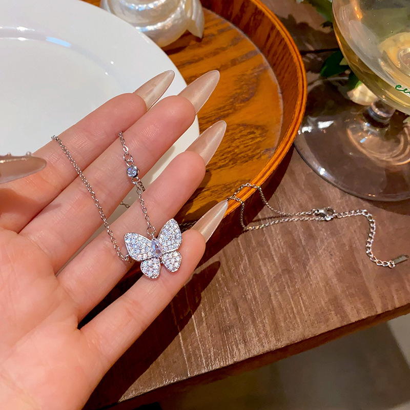 A full-diamond zircon butterfly titanium steel necklace with a high-end feminine touch and a light luxury style. It features a collarbone chain and is a popular sweater chain accessory Specification drawing