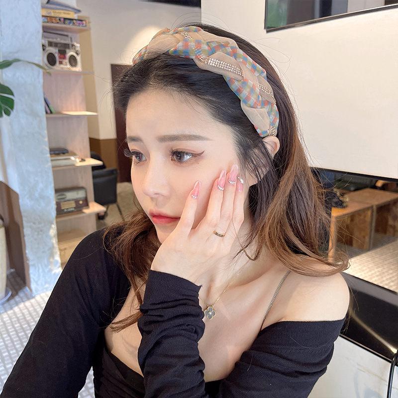 High-end mesh diamond-encrusted hairband 2022, a new trendy twist headband with wide edges, a hairpin for washing the face and going out, a headwear for women Application Scenario