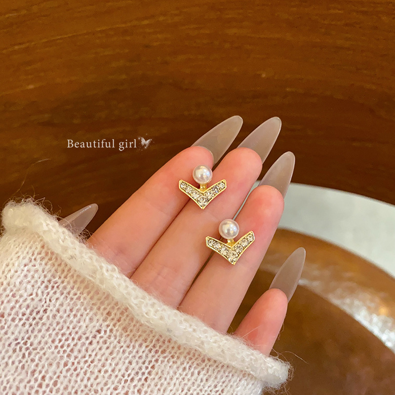 Super shiny V-diamond pearl stud earrings for women, light luxury, niche, high-end and exquisite earrings, personalized, fashionable and simple earrings wholesale full figure