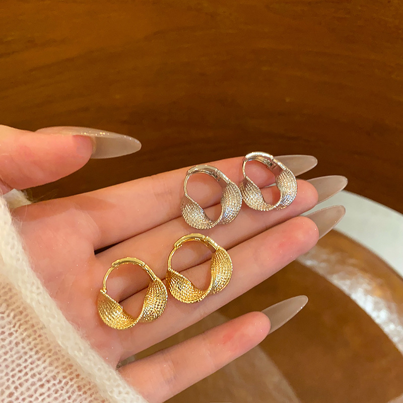 European and American metal cold style golden ear rings, light luxury and unique design, exaggerated and versatile earrings, irregular circle earrings full figure