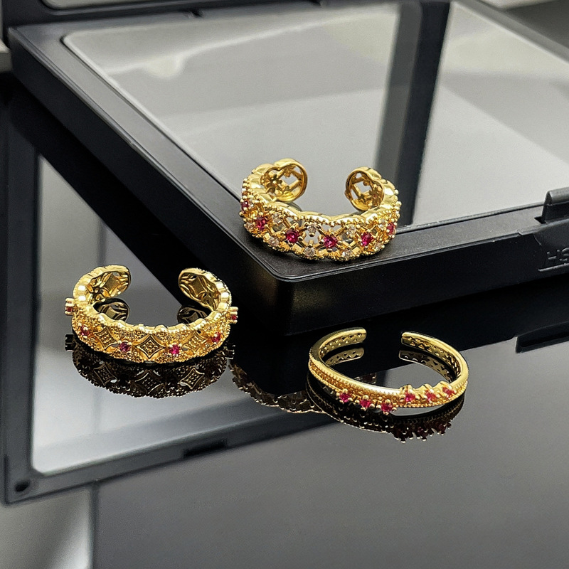 A retro and exquisite ring with a mid-style hollowed-out diamond-shaped lace, a fashionable and versatile food ring for women on Instagram, with a cold and elegant style full figure