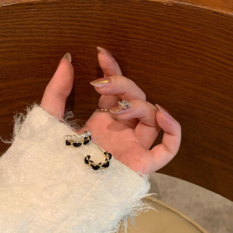 Black velvet pearl ear ring earrings exude a sense of luxury and sophistication for women, with a unique and individualistic style. The stud earrings feature a niche design Specification drawing
