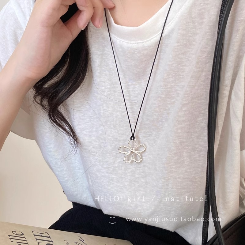 Custom-made simple Ins-style metal silver flower pendant necklace for women, retro and niche sweater chain, versatile Application Scenario