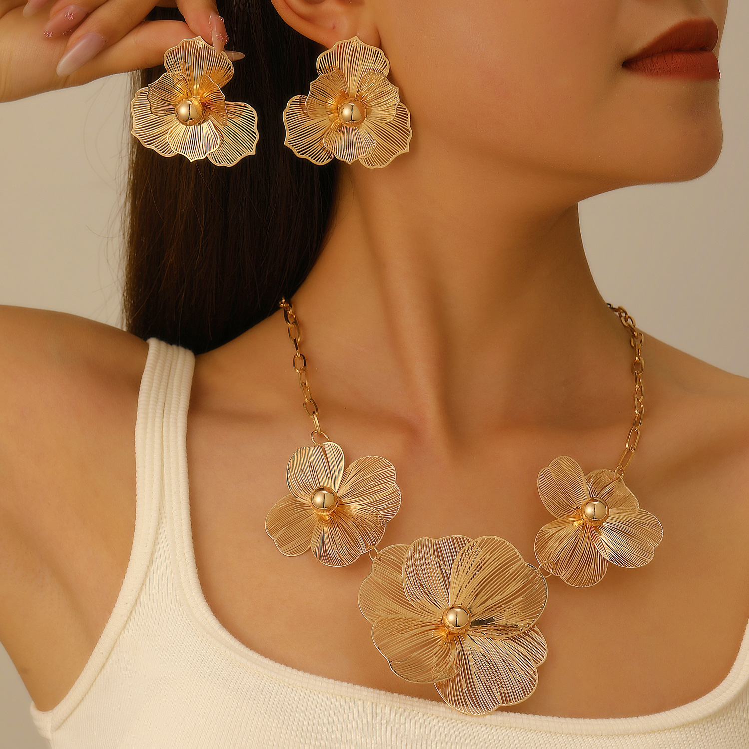 Three-dimensional hollowed-out flower stud necklace accessory, exquisite and elegant, European and American niche design, high-end jewelry accessory for women full figure