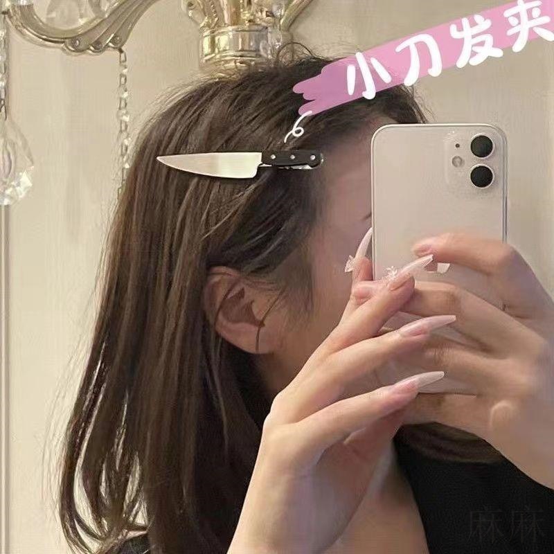 Fun creative simulation knife hairpin Women will glow light bulb side bangs shredded hair duckbill clip headpiece hairpin Application Scenario