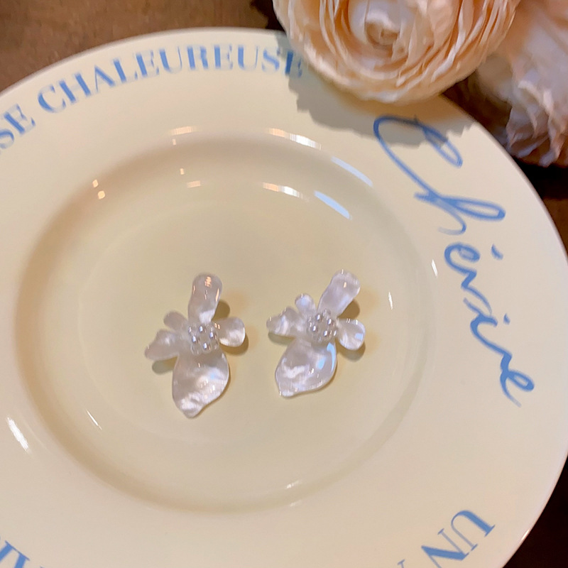Super fairy-like French three-dimensional flower circle earrings for women, 2024 new pearl stud earrings, retro and niche design sense earrings Application Scenario