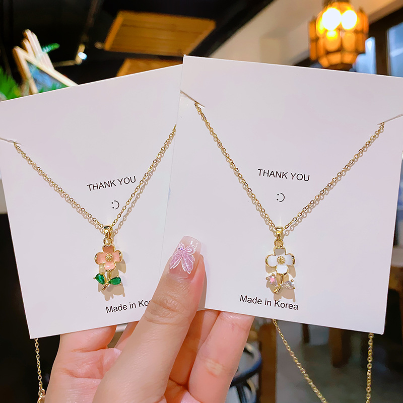 Simple oil-dripping small flower pendant titanium steel necklace, women's niche design sense, light luxury collarbone chain, elegant diamond-encrusted accessory Specification drawing