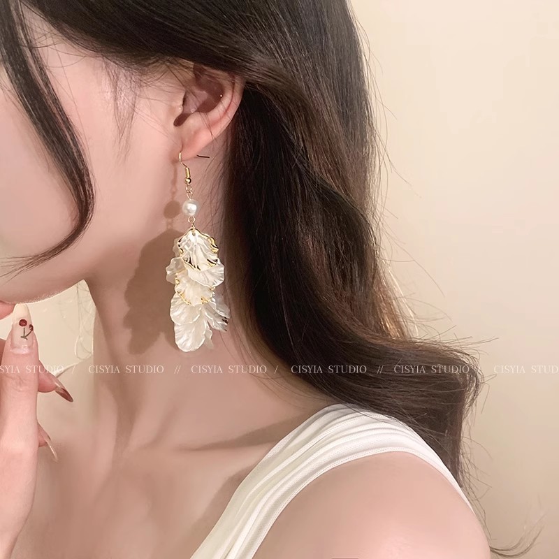 Petal tassel pearl earrings 2025 New bestseller, high-end and light luxury earrings, ear hooks, French style earrings for women Application Scenario