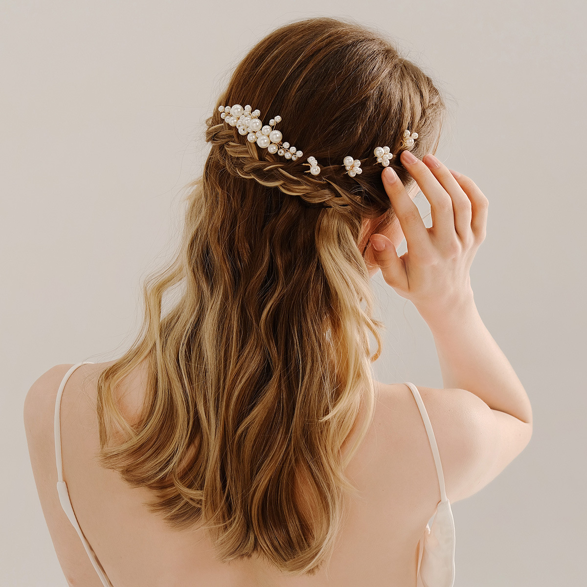 Bride accessories: Korean-style sweet headwear set, handcrafted pearl U-shaped hairpin, bridesmaid wedding dress, dress, updo and comb details Picture