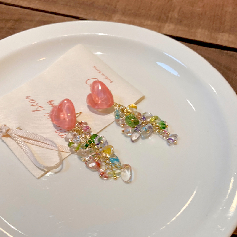 Colorful heart-shaped crushed stone tassel earrings for women, summer high-end design long earrings, new stylish and popular earrings Specification drawing