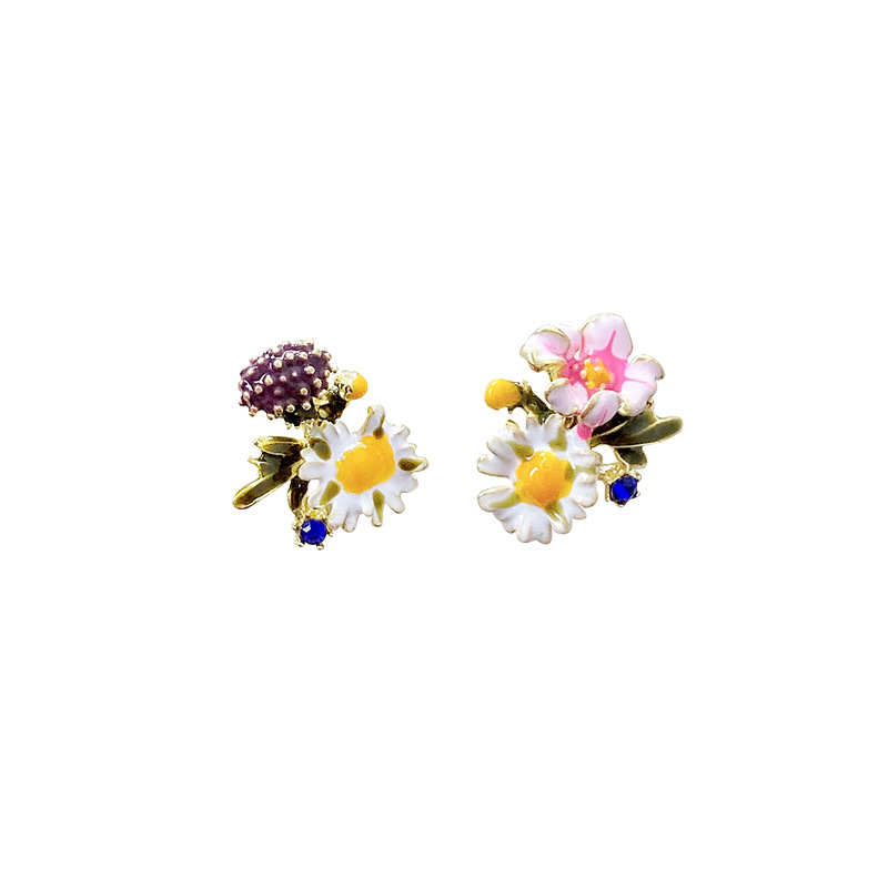 Enamel flower stud earrings for girls in spring, a sweet girl with a forest-like temperament and a high-end feel. These earrings are cute and asymmetrical Item Picture