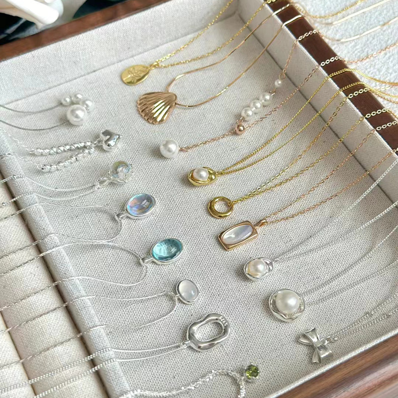 High-end and light luxury necklace, feminine and fashionable, with irregular flowers and versatile S925 silver collarbone chain, trendy ins necklaces details Picture